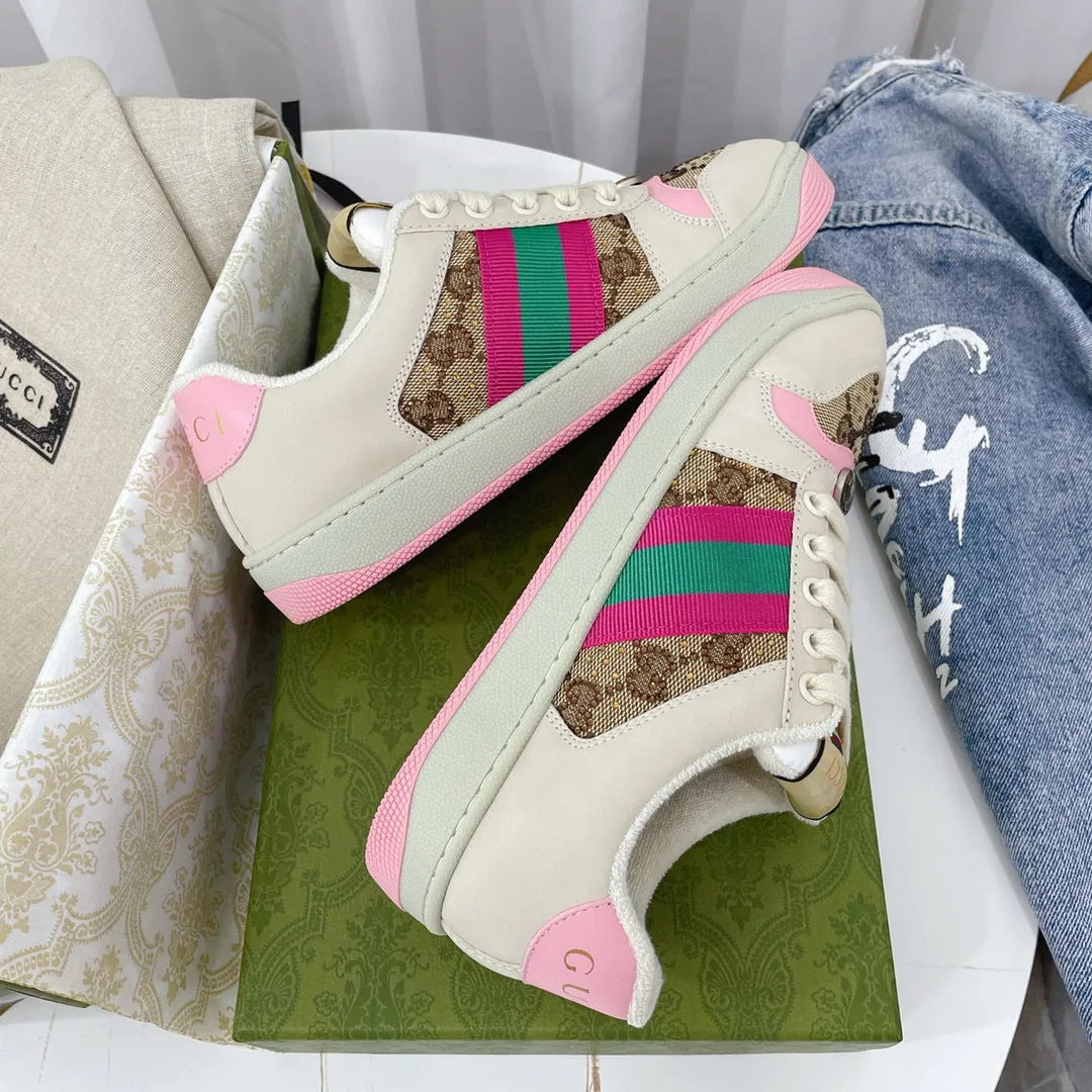 Factory price: 580💰 GUCCI Gucci's newly upgraded back cover lining, top-notch old dirty shoes, classic casual sports shoes for couples, retro sneakers and old G family dirty shoes, updated at the counter simultaneously! ①The shoe upper has the same water-based edge coating process as the original version⚠️The ordinary oil edges on the market have a strong glue feel and are easy to fall off! Grade A first-layer nubuck leather (with pores)/matching computer embroidered double G cloth, high-density terry velvet lining. ② A PVC transparent small round mark sealing line is added to the details of the midsole. The mold is opened six times and the jewelry craftsmanship is used to customize the two-color double G buckle, striving to be the same as the original version. A pair of buttons is more than three times more expensive than ordinary buckles on the market. ③An old two-color washable label, the chip is placed on the outer waist of the right foot, the entire shoe is completely hollowed out with rubber technology, TUP material (rubber to distinguish the market) with the latest green packaging from the counter, 3D printed handbag, and a pair of shoelaces. There is no pressure when entering and exiting the counter. You can buy a 1:1 accurate replica of the original version and modify and upgrade it repeatedly. The details are perfectly restored, the materials are all customized, and they are truly top-notch. Please look at the details clearly to identify the quality. Upper: First-layer frosted cowhide/embroidered double G cloth. Lining: original high-density velvet lining. Foot pads: original pearlescent sheepskin. Outsole: private molded vacuum TPU material. Packaging: original top-grade full set packaging at the counter. Shoe size: women's size 35-40, men's size 39-44 (men's size 38, 45🉑️customized, non-returnable)